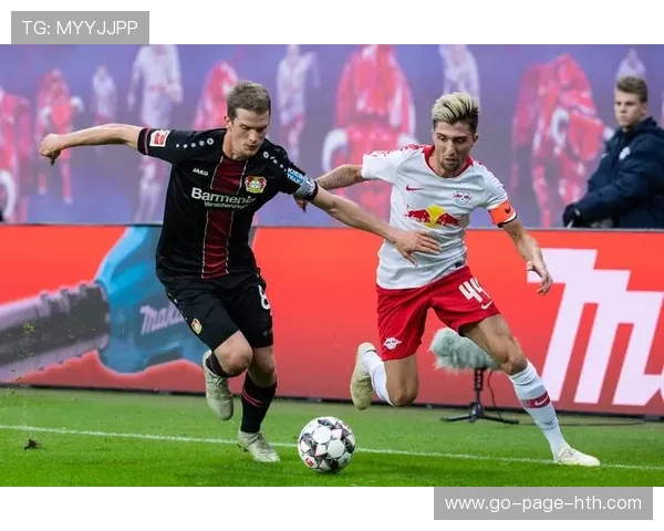 勒沃库森中场直塞连连打穿对方屏障